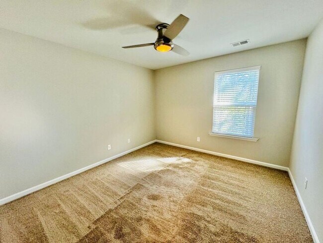 Building Photo - 4 bed 2.5 bath located in The Links at Way...