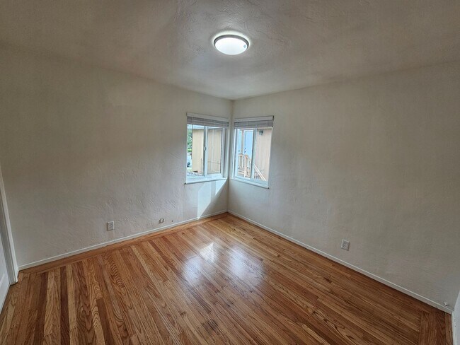 Building Photo - Cozy 2-Bed Oakland Apartment: San Leandro ...