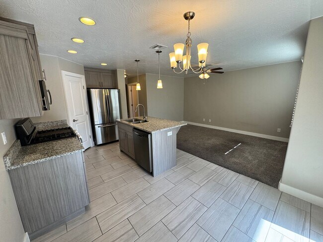 Building Photo - Desert Hills Townhome