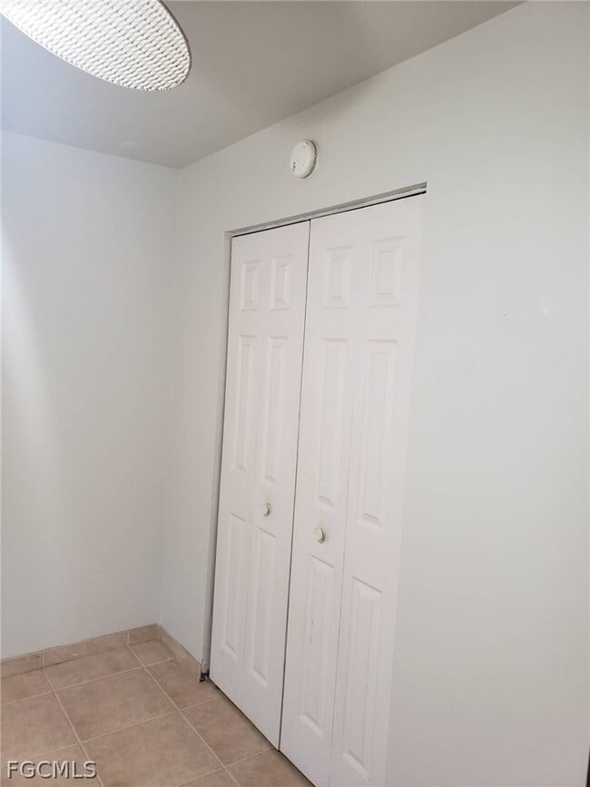 Building Photo - 621 SE 13th Pl