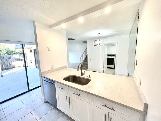 Building Photo - Beautiful Townhome in West Palm Beach!