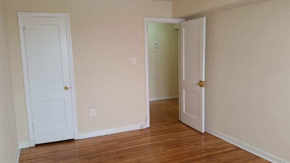 Building Photo - 1113-1113 19th St NE