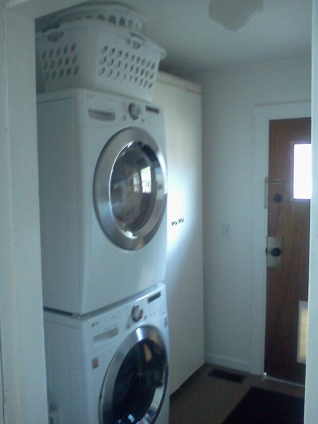 Building Photo - 1002 E Victor St