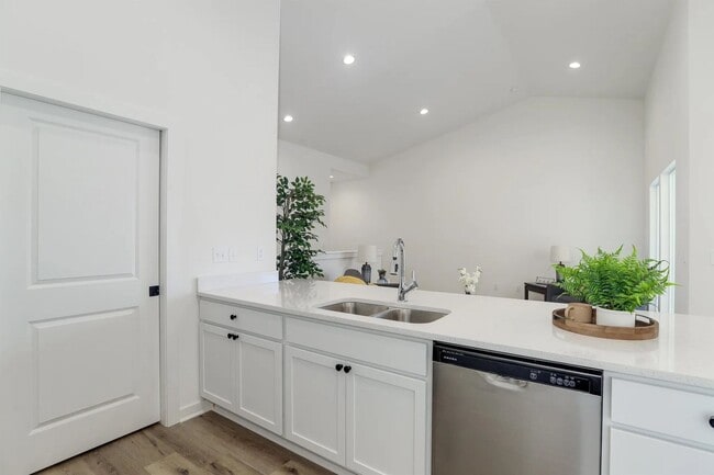 Building Photo - 5314-5316 Pinecrest