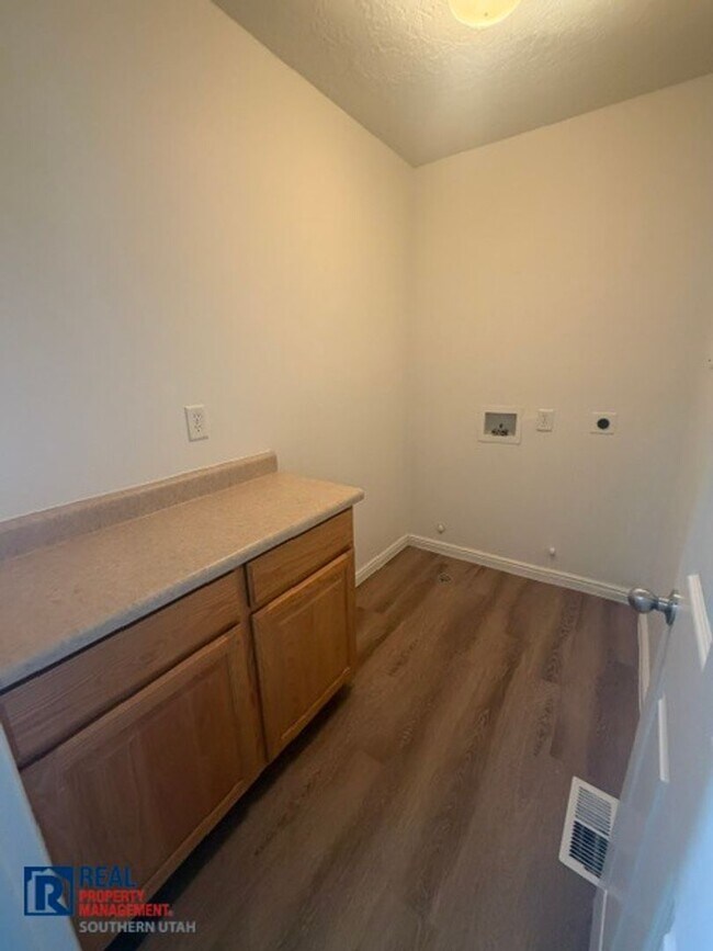 Building Photo - 790 N 2720 E