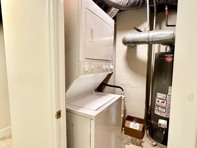 Building Photo - 3 bed 2 bath - Parking!!!  Pets Welcome!!!