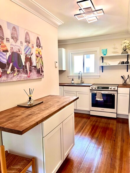 Building Photo - 13 Brinley St