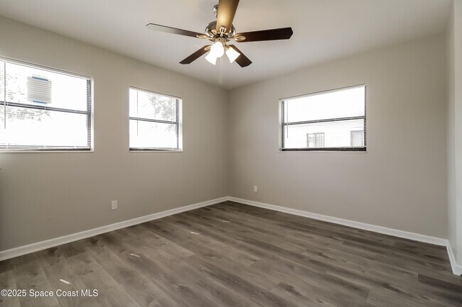 Building Photo - 568 Gardenia Cir
