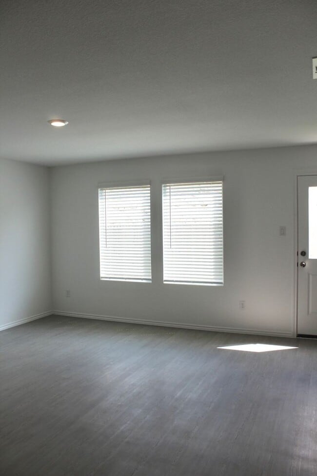 Building Photo - 5 bedroom, 3 bath, and over 2000 sqft!!!!