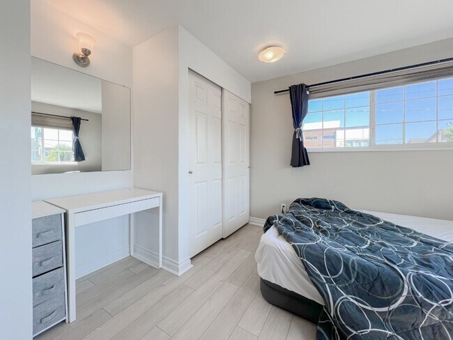 Building Photo - 2Bd/1.75Ba Seattle Condo