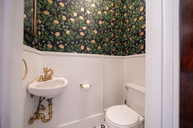 Building Photo - Charming home, great condition!