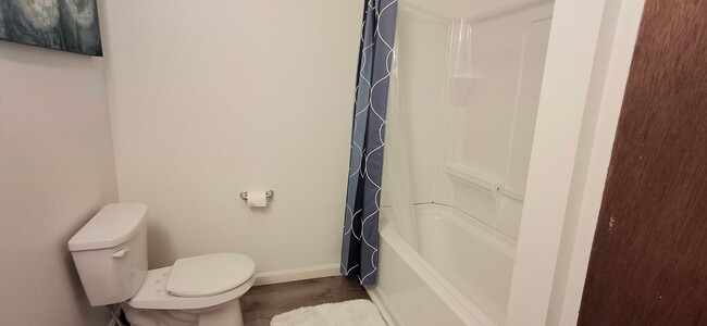 Building Photo - Newly Redone 2 Bed/1 Bath Apartment in Eli...