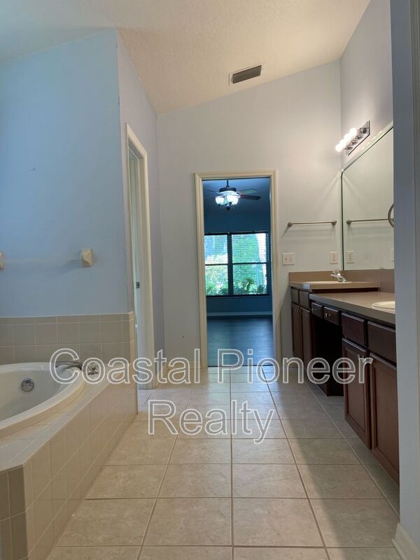 Building Photo - 10542 San Travaso Dr