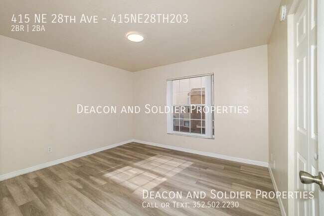 Building Photo - 415 NE 28th Ave