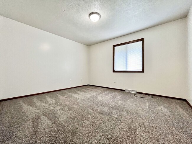 Building Photo - Four Bedroom Duplex in Kentwood