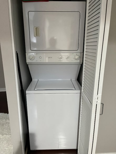 Building Photo - 425 W Beech St