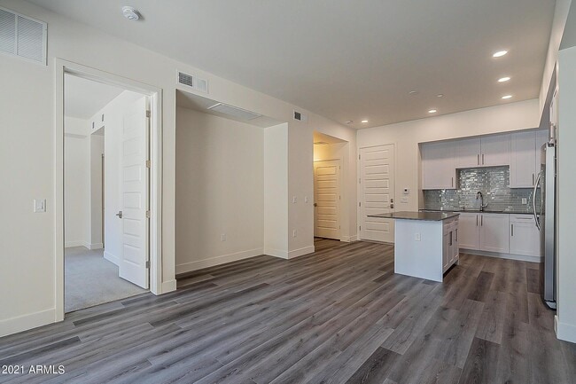 Building Photo - 7300 E Earll Dr