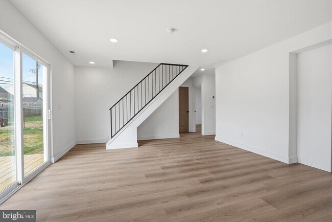 Building Photo - 213 Holly Dr