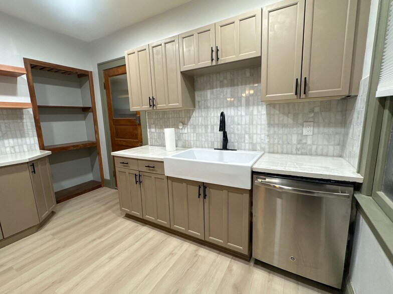 Building Photo - 9205 Clifton Blvd