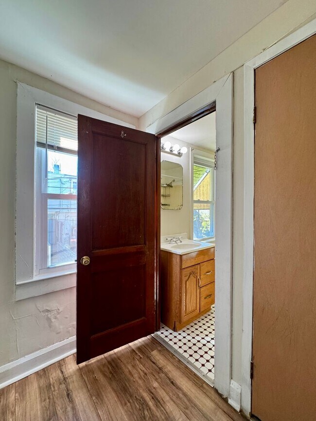 Building Photo - Charming 2 Bedroom/1 Bathroom Townhome in Ellwood Park–Monument neighborhood!