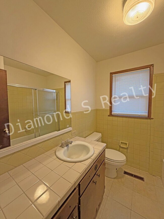 Building Photo - Cute 2 bedroom Duplex Unit Available Now!