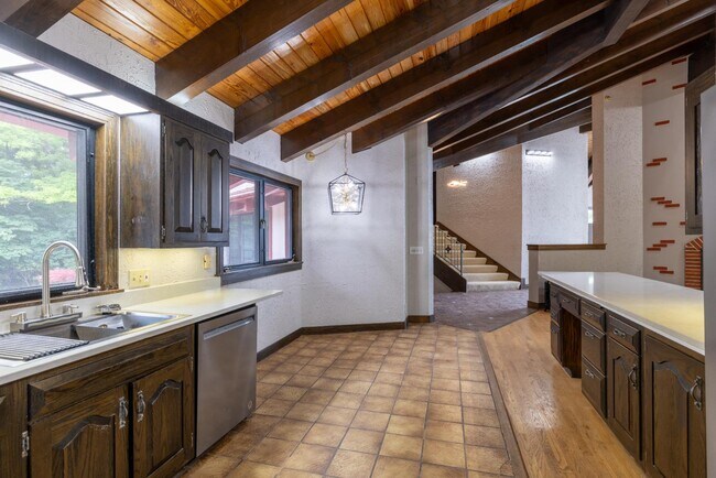 Building Photo - 1240 E Donges Ct