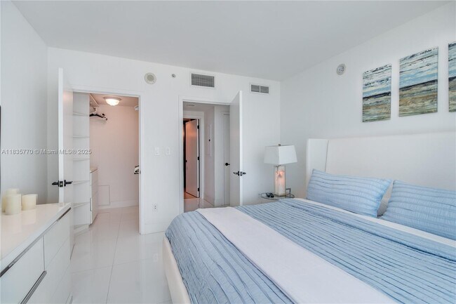 Building Photo - 6801 Collins Ave