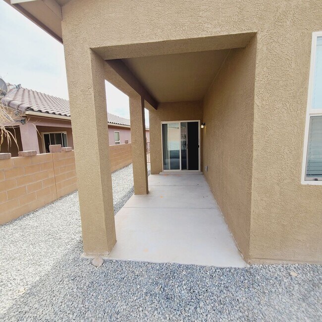 Building Photo - 3 bed 2 bath 1700 sq ft. Available for a June 1st move in!