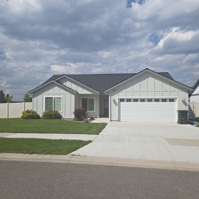 Building Photo - Newer house on corner lot of great neighbo...
