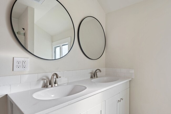 Building Photo - Beautiful Unit in the Heart of Bend!