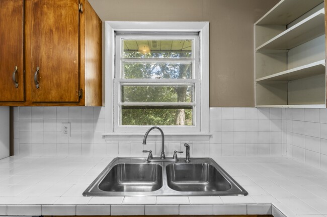 Building Photo - 2461 Mirahill Dr