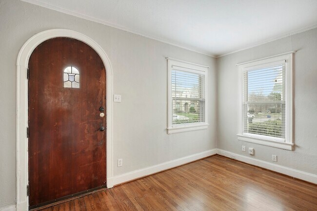 Building Photo - 5924 La Vista Dr