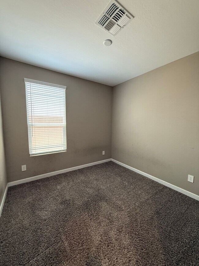Building Photo - Beautiful Newer 4 Bedroom 3 Bathroom Anthem at Merrill Ranch Home!