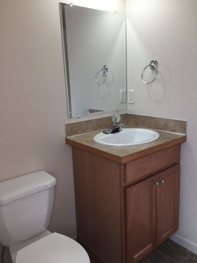 Building Photo - Spacious home in desirable neighborhood in Creswell, OR.