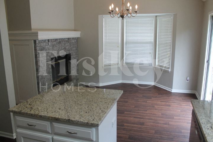 Building Photo - 619 N Crest Dr