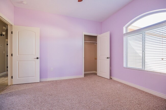 Building Photo - Modern 4 Bedroom 2 Bath Home!