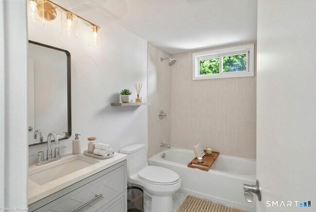 Building Photo - 9 Crescent Park Rd