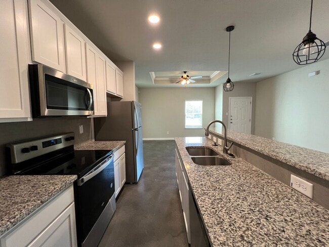 Building Photo - 926 Country Club Dr