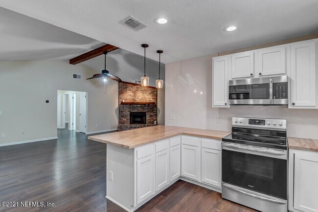 Building Photo - 4518 Crosstie Rd N