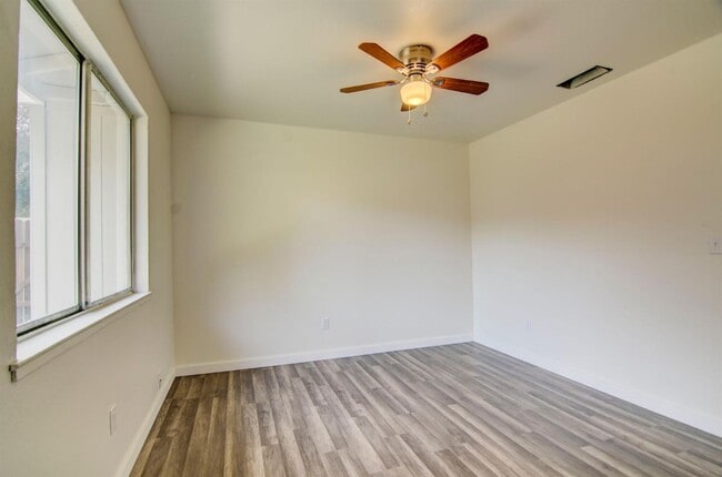 Building Photo - 3 Bedroom 2 bathroom Duplex