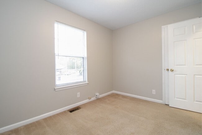 Building Photo - 632 Artic Ave