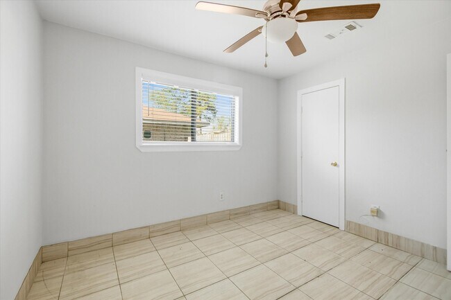 Building Photo - 501 Ladd St