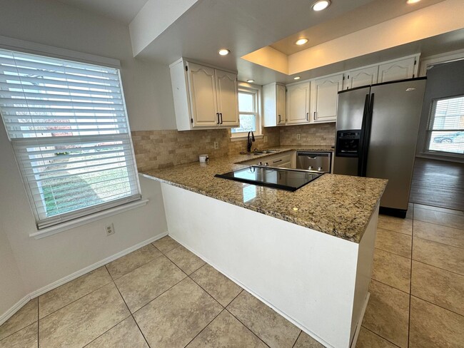 Building Photo - Gorgeous 3 bedroom 2 bathroom home with a ...