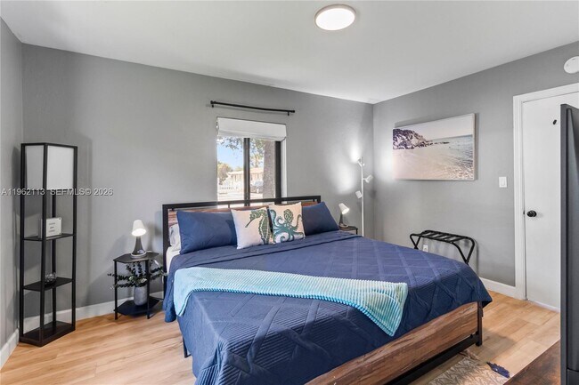 Building Photo - 715 NE 6th St