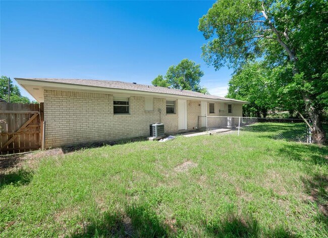 Building Photo - 908 W Lamar Ave