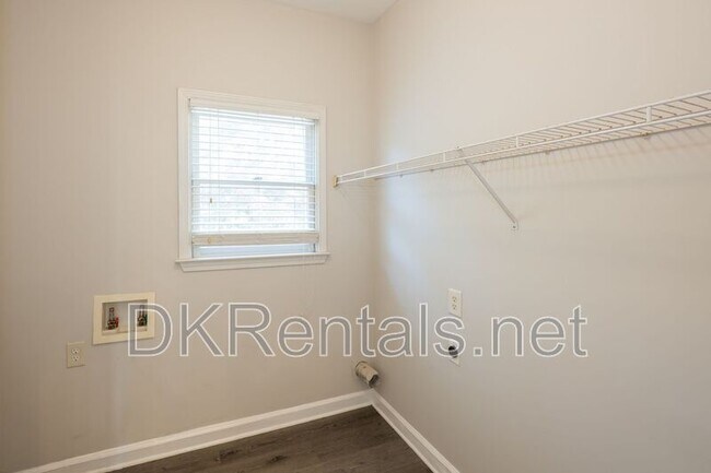 Building Photo - 841 Lakeglen Dr