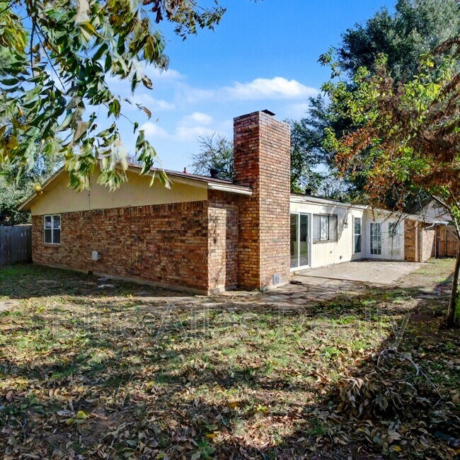 Building Photo - 2614 Crestmoor Ct