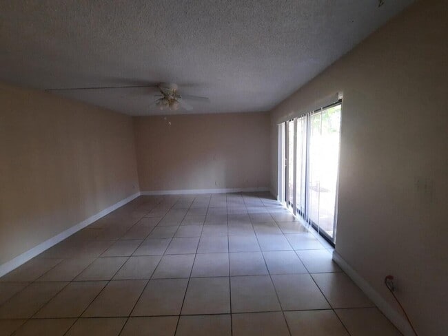 Building Photo - 1440 N Lawnwood Cir