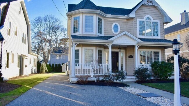 Building Photo - 607 6th Ave