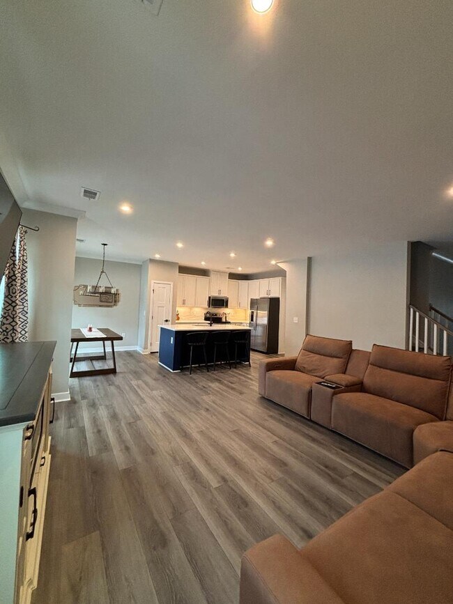 Building Photo - 300 Golan Cir